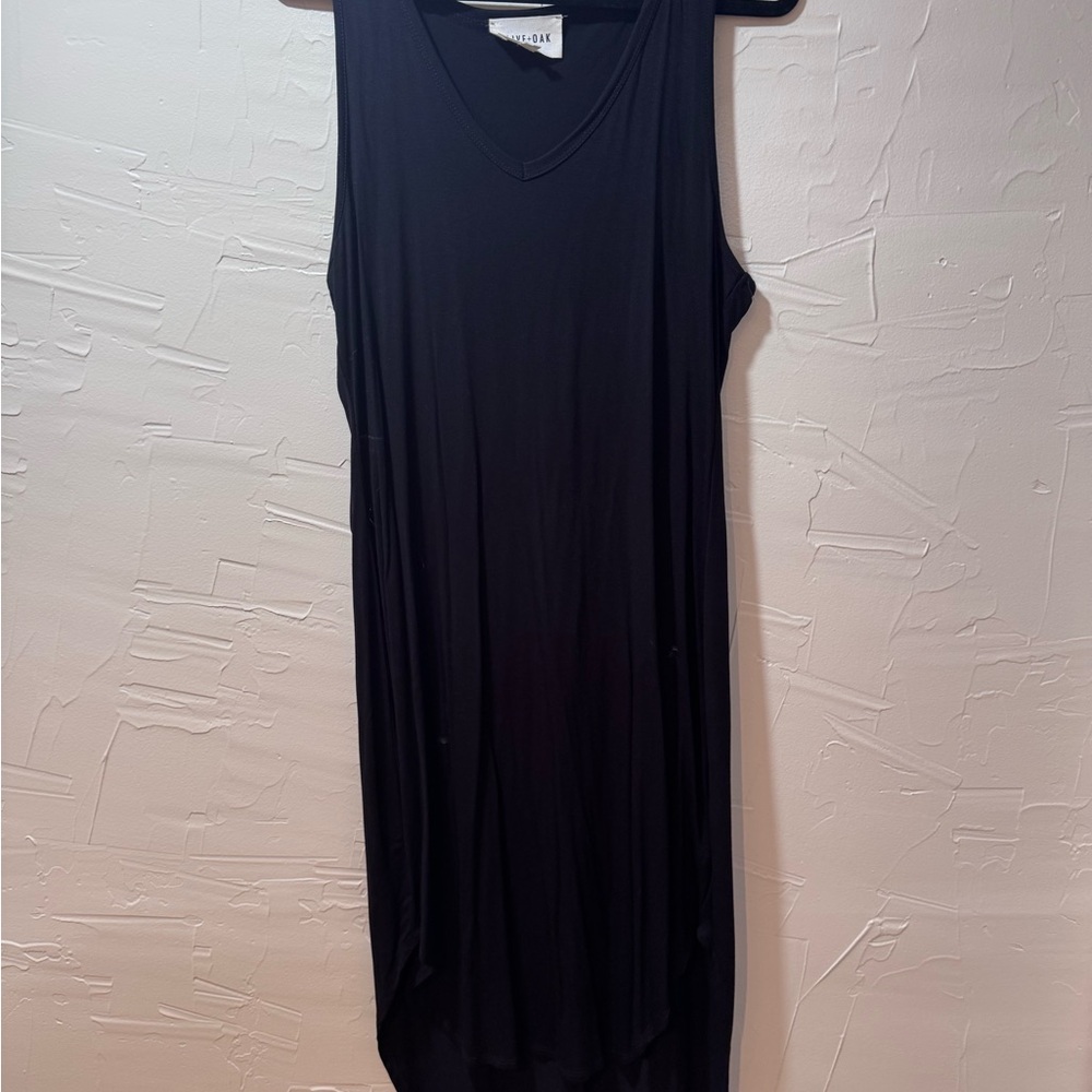Olive & Oak Black Sleeveless V-Neck Sheath Dress